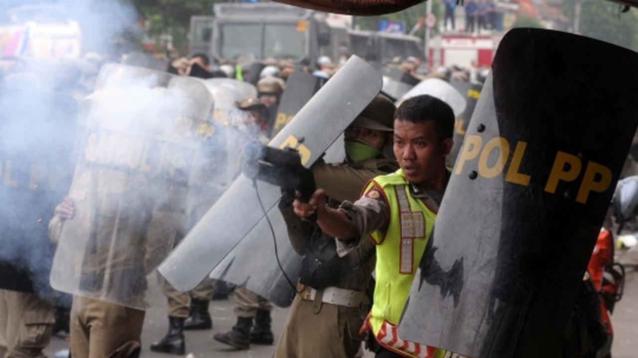 Amukan ratusan warga Kampung Pulo lawan Satpol PP dan polisi