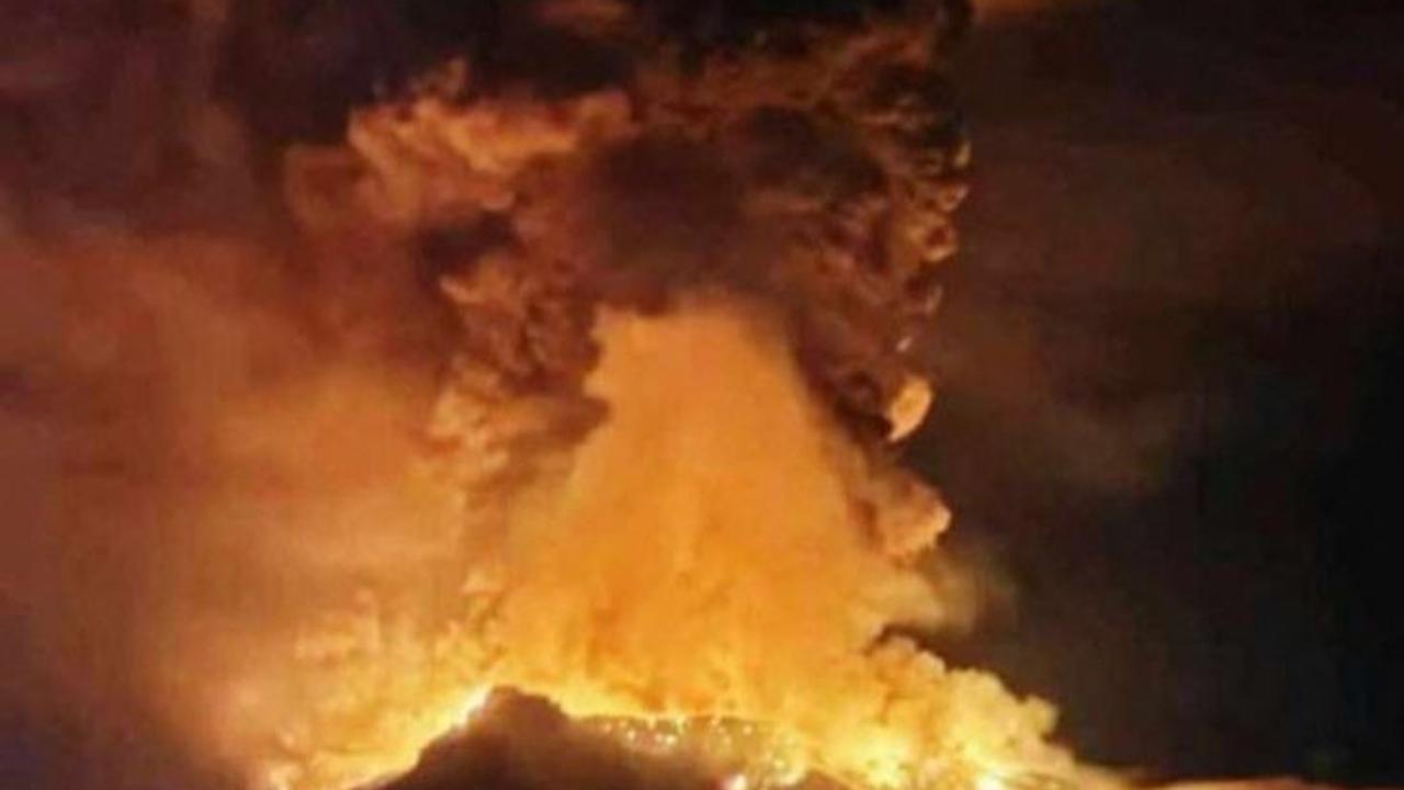 Mengutip Antara, letusan besar yang memuntahkan bahan-bahan piroklastik itu memaksa ratusan orang yang bermukim di sekitar Gunung Ruang terpaksa mengungsi ke tempat aman.&nbsp;Foto: AFP/Handout/PVMBG<br>