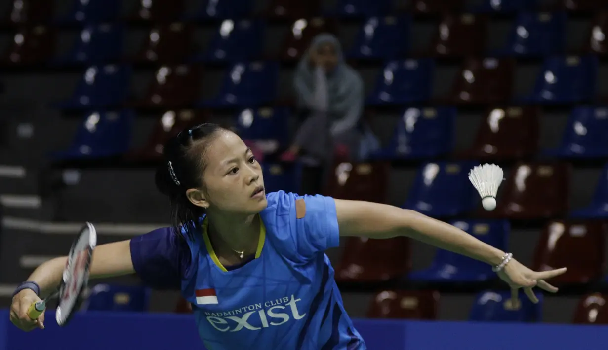 Pebulutangkis Exist Jakarta, Fitriani, saat berlaga pada Kejurnas PBSI 2018 di Britama Arena, Jakarta, Jumat (21/12). Laga final akan mempertemukan Jaya Raya Jakarta melawan Mutiara Cardinal Bandung. (Bola.com/M Iqbal Ichsan)