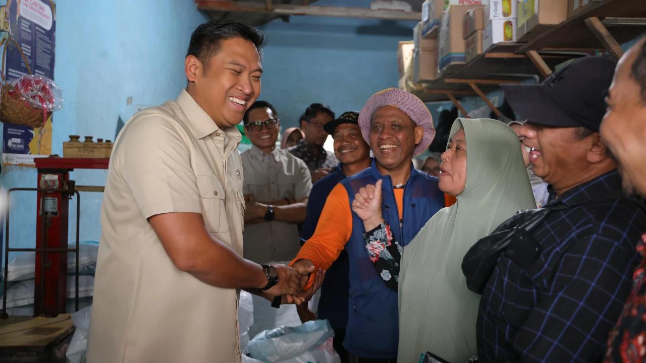 Wamentan Sudaryono Sidak Kios Pupuk di Malang Pastikan Harga Sudah Turun, Petani Langsung Bersyukur