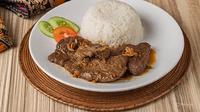 Sepiring gepuk daging sapi. (Liputan6.com/MetaAI)