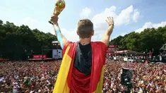 Ratusan ribu warga Jerman berkumpul di Berlin, (15/7/2014), untuk menyambut serta merayakan kemenangan Der Panzer menjuarai Piala Dunia 2014. (REUTERS/Alex Grimm/Pool)