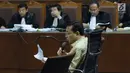 Terdakwa dugaan korupsi proyek e-KTP, Setya Novanto membaca catatan saat menjadi saksi pada sidang lanjutan di Pengadilan Tipikor, Jakarta, Kamis (22/3). Sidang mendengar kesaksian terdakwa. (Liputan6.com/Helmi Fithriansyah)