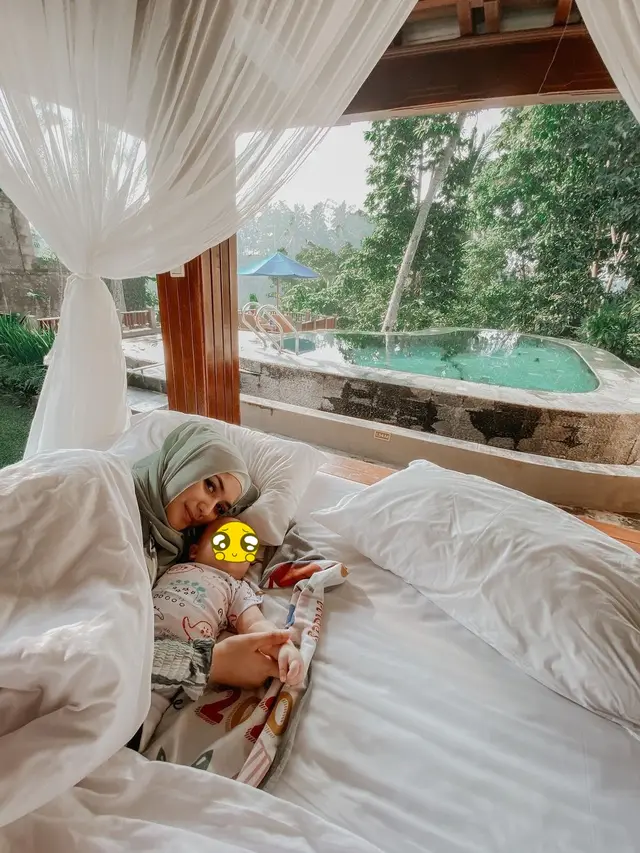 Ajak Anak Pertama Kali, Ini 6 Potret Rezky Adhitya dan Citra Kirana Liburan di Bali