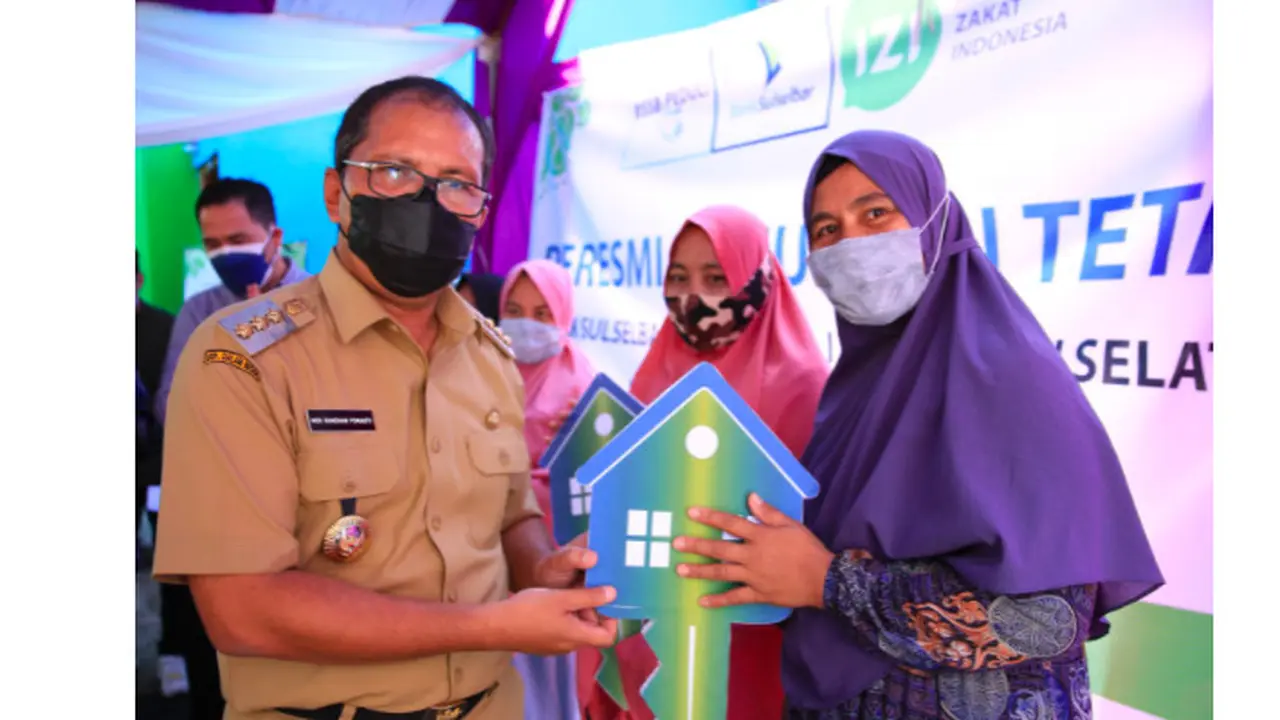 Wali Kota Makassar Danny Pomanto serahkan bantuan hunian tetap kepada korban kebakaran (Liputan6.com)