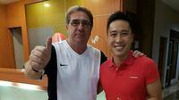 Pelatih PSM, Robert Alberts, mengunggah fotonya bersama Arthur Irawan (kanan) dalam akun Instagram personalnya. (Bola.com/Instagram)
