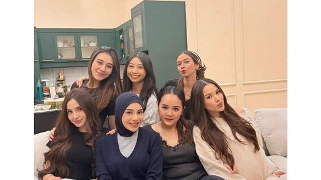 6 Potret Dapur dan Meja Makan di Rumah Aaliyah Massaid saat Bukber Geng Artis