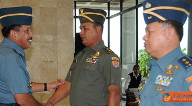 Citizen6, Cilangkap: Panglima TNI Laksamana TNI Agus Suhartono memberi selamat kepada 22 perwira tinggi (Pati) yang telah mendapat kenaikan pangkat. (Pengirim: Badarudin Bakri)