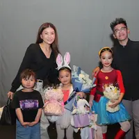 Thalia dan Thania tampil memukau dalam balutan kostum balet yang menggemaskan. [@sarwendah29].