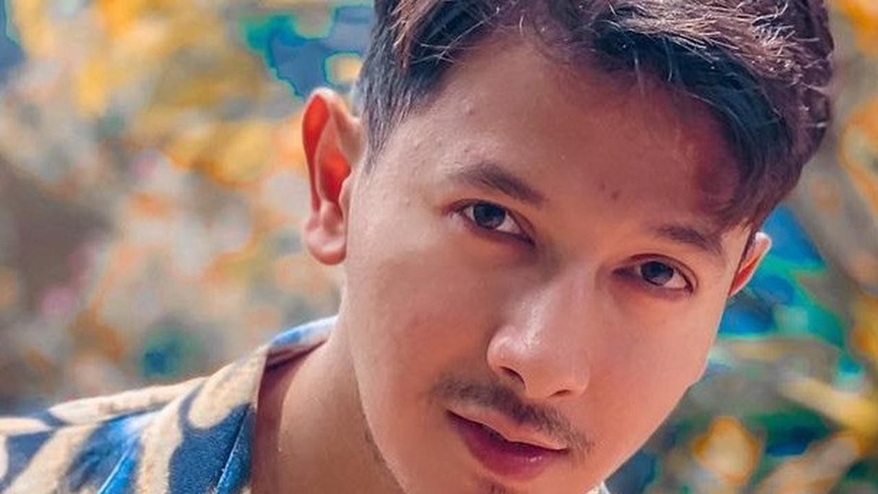 Sonny kini kerap tampil dengan kemeja bercorak. Ia memilih gaya rambut pendek.