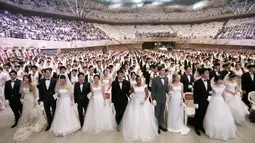 Pasangan pengantin menghadiri pernikahan massal di Cheong Shim Peace World Center, Gapyeong, Korea Selatan, Senin (27/8). Acara ini diikuti oleh pasangan pengantin dari seluruh dunia. (AP Photo/Ahn Young-joon)