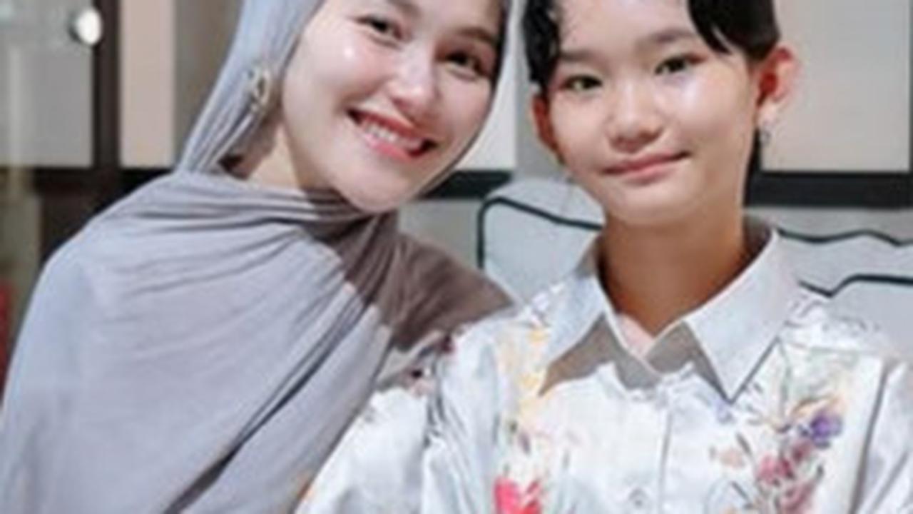 Potret Ayu Ting Ting Kompak Bareng Keluarga Rayakan Idul Adha 2025 dengan Seragam dan Kurban Sapi Limosin