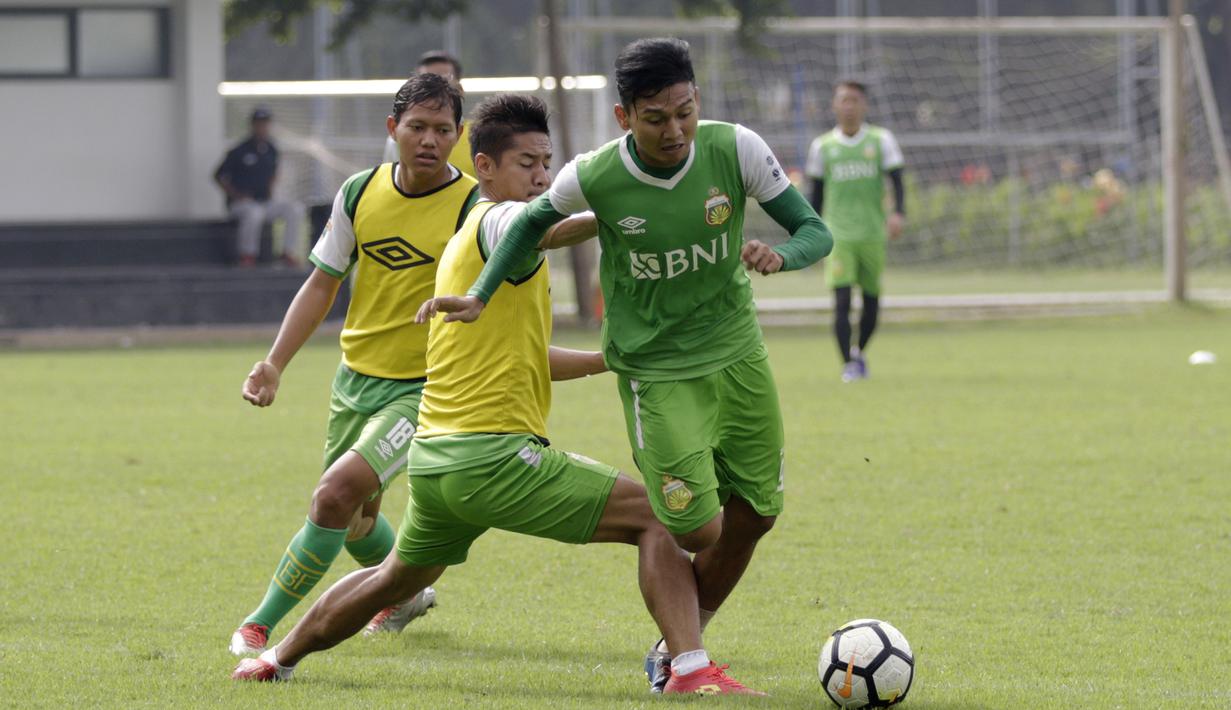 Pemain Bhayangkara FC, Dendy Sulistyawan, menggiring bola saat latihan di Lapangan ABC Senayan, Jakarta, Rabu (13/2). Latihan ini merupakan persiapan Piala Indonesia dan Piala Presiden. (Bola.com/Yoppy Renato)