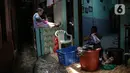 Warga bersih-bersih pakaian usai terendam banjir di kawasan Kampung Melayu, Jakarta, Senin (8/11/2021). Warga belum mengungsi dan masih berharap air akan surut. (Liputan6.com/Faizal Fanani)