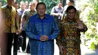 Ketum Partai Demokrat Susilo Bambang Yudhoyono atau SBY (kiri) bersama Ketum Partai Gerindra Prabowo Subianto (kanan) saat akan memberi keterangan usai bertemu di Jakarta, Senin (30/7). Demokrat mengusung Prabowo sebagai capres. (Liputan6.com/JohanTallo)