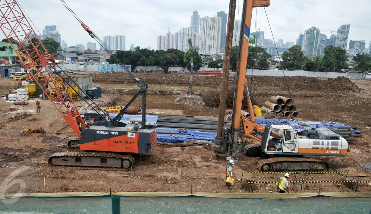 Pekerja menyelesaikan proyek revitalisasi Pasar Rumput, Manggarai, Jakarta (4/1). Rencananya, Pasar Rumput akan dibangun menjadi gedung rusunanwa dengan 24-26 lantai dan 3-4 lantai pertama akan tetap difungsikan sebagai pasar. (Liputan6.com/Yoppy Renato)