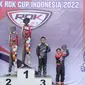 Risyad Sammy Hilabi (tengah) dan kembarannya Rasyad di podium satu dan dua kejurnas Gokart Eshark Rok Cup (istimewa)