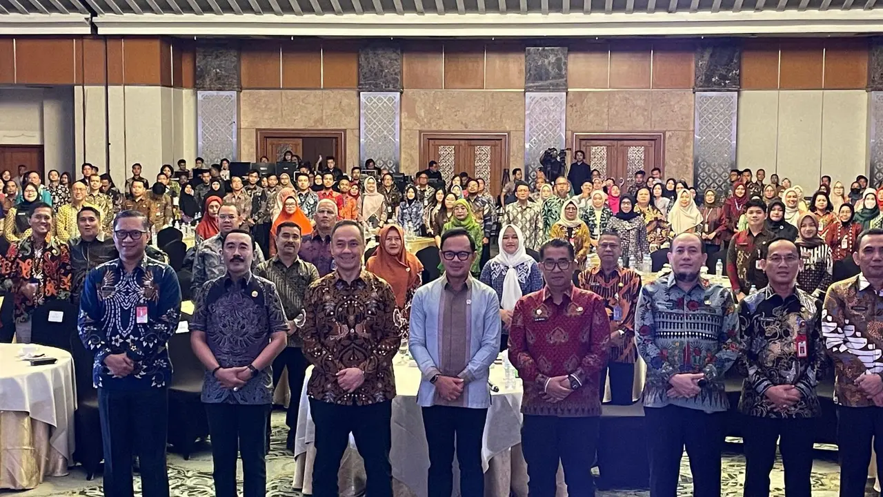 Pendiri ESQ Group Ary Ginanjar Agustian bersama Wakil Menteri Dalam Negeri Bima Arya Sugiarto dan jajaran pada acara "Internalisasi Ber-AKHLAK: Menuju Kemendagri Ber-AKHLAK" di Jakarta.