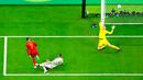 Pemain Spanyol Alvaro Morata mencetak gol ke gawang Jerman yang dijaga kiper Manuel Neuer pada pertandingan sepak bola Grup E Piala Dunia 2022 di Stadion Al Bayt, Al Khor, Qatar, 27 November 2022. Pertandingan berakhir imbang 1-1. (AP Photo/Petr David Josek)