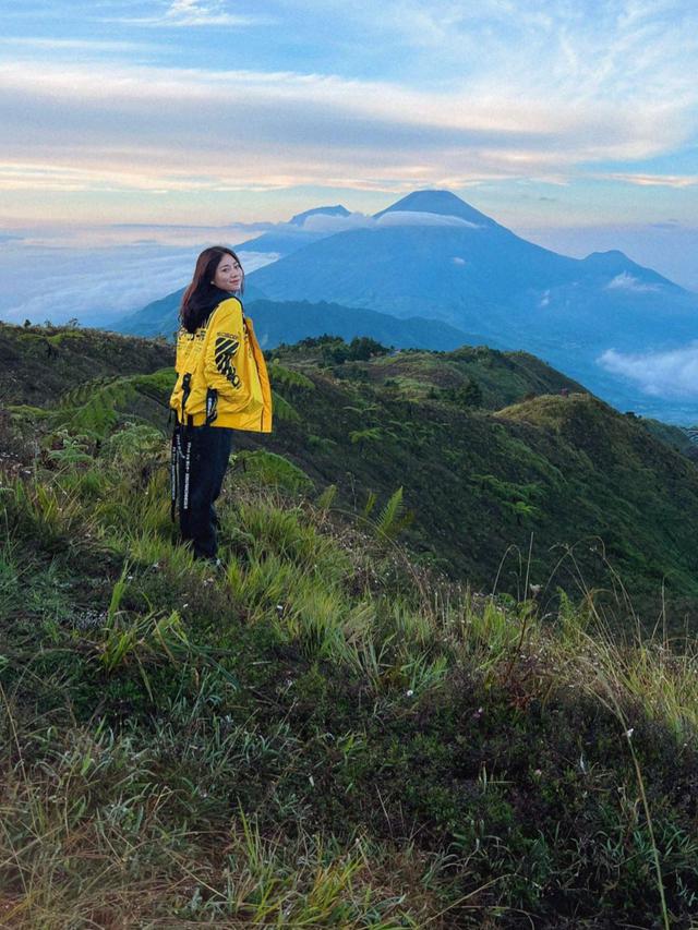 Bersama DJ Yasmine, Ini 7 Potret Seru Wendy Walters Mendaki Gunung Prau