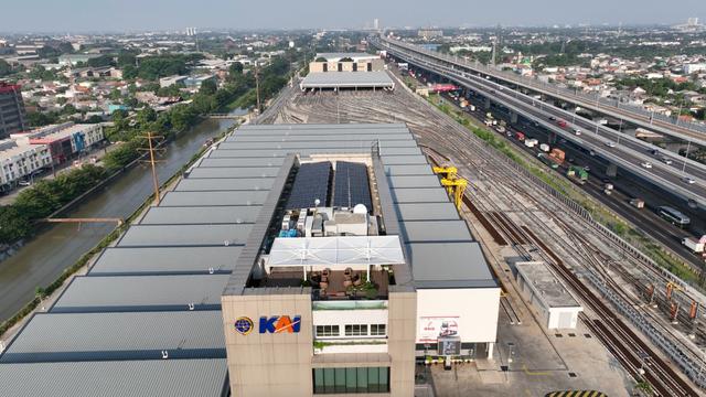 PLTS dengan kapasitas 60KWP di Gedung Kantor LRT Jabodebek dan 33KWP di Klinik Mediska juga berkontribusi dalam penggunaan energi terbarukan.