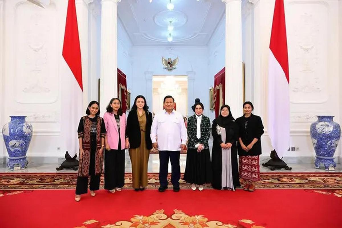 6 Potret Prabowo Ketemu Melly Goeslaw dan Tim Film Women from Rote Island, Menuju Piala Oscar 2025