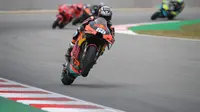 Pembalap KTM, Miguel Oliveira mengaspal pada balapan MotoGP Catalunya hari Minggu (06/06/2021). (LLUIS GENE / AFP)