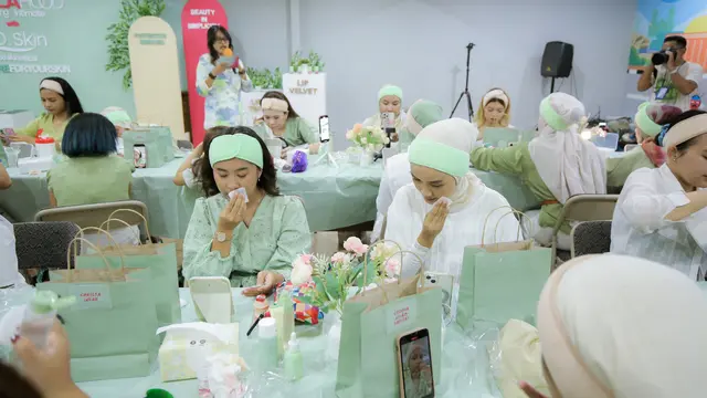 Fimelahood mencoba Do.Skin bersama Donna Agnesia dan Soraya Hylmi. [Fimela/Daniel Kampua]