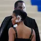 Penyanyi Cassie bersama Sean Combs alias P.Diddy menghadiri acara Met Gala 2017 di New York, Senin (1/5). Cassie hadir dalam balutan busana glamor dilengkapi dengan hiasan anting karya desainer Indonesia, Rinaldy Yunardi (John Lamparski/Getty Images/AFP)