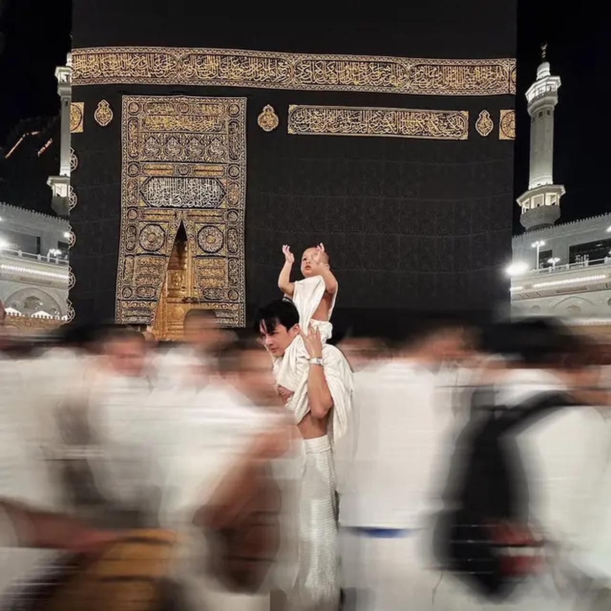 7 Momen Kaba Anak Rey Mbayang Cium Ka'bah, Digendong Petugas