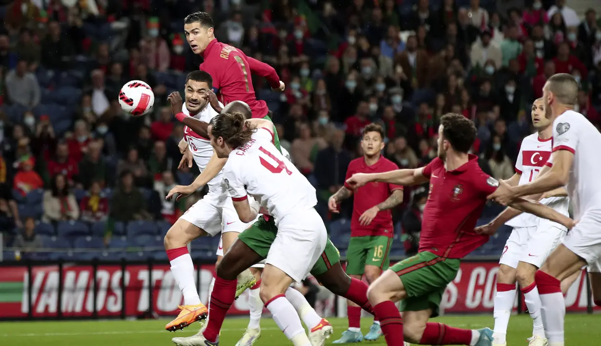 Bermain di kandang sendiri, Cristiano ROnaldo dan kawan-kawan langsung menerapkan tekanan tinggi. Turki pun terpaksa bertahan dari gempuran sang tuan rumah. (AP/Luis Vieira)