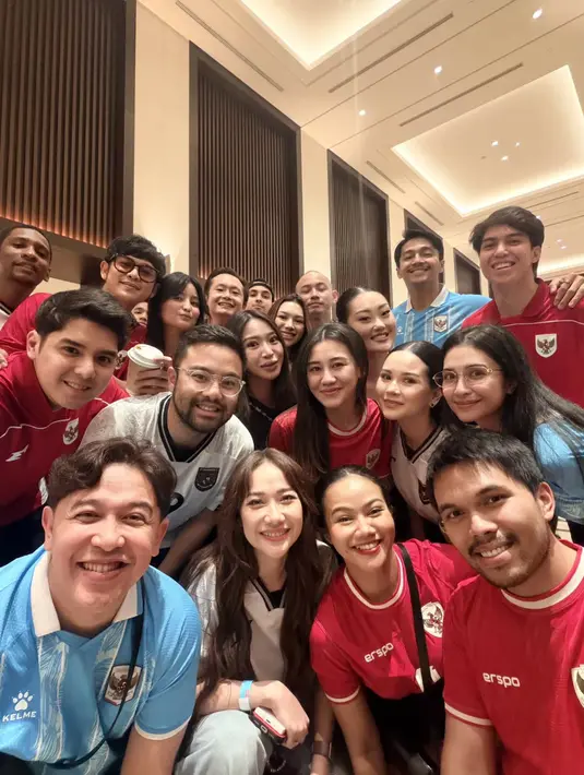 Pertandingan final FIFA ASEAN Cup 2026 disaksikan oleh sederet pasutri selebriti. Dari bangku penonton, mereka memberi semangat Timnas Indonesia untuk mengalahkan timnas Thailand. Seperti apa gaya busananya? [@miktambayong]