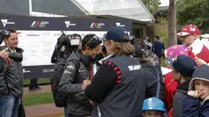 Video suasana di fans zone saat Rio Haryanto tiba di Sirkuit Albert Park, Sabtu (19/3/2016).