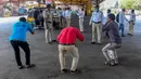 Polisi meminta warga untuk melakukan sit-up sebagai hukuman karena keluar rumah selama pemberlakukan penguncian wilayah (lockdown) di Mumbai, 31 Maret 2020. Pemerintah India menerapkan kebijakan karantina wilayah atau lockdown dalam memerangi Virus Corona COVID-19. (INDRANIL MUKHERJEE/AFP)