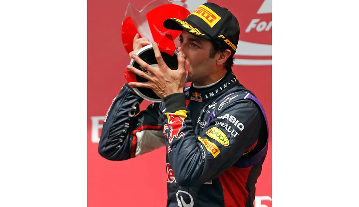 Pembalap Red Bull Formula Satu, Daniel Ricciardo mencium trofi perdananya di ajang Formula Satu di Sirkuit Gilles Villeneuve, Montreal, (8/6/2014). (REUTERS/Mathieu Belanger)