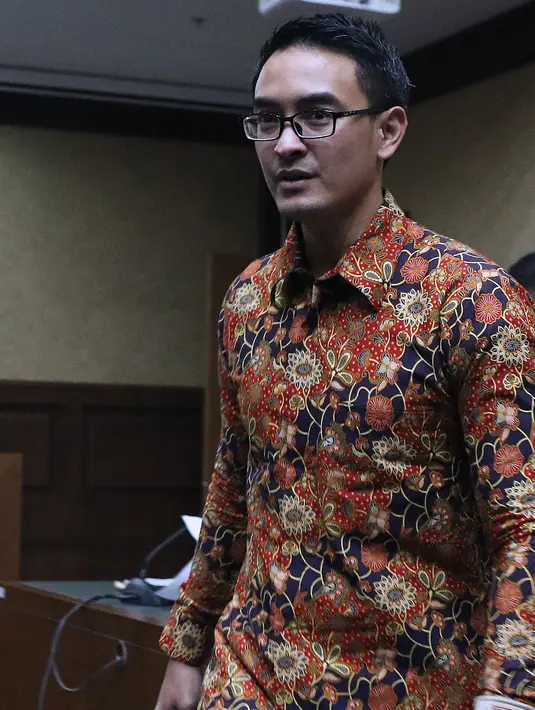 Gubernur nonaktif Jambi, Zumi Zola saat jeda sidang lanjutan dugaan suap dan gratifikasi di Pengadilan Tipikor, Jakarta, Senin (29/10). Sidang mendengar keterangan terdakwa kasus dugaan suap dan gratifikasi, Zumi Zola. (Liputan6.com/Helmi Fithriansyah)
