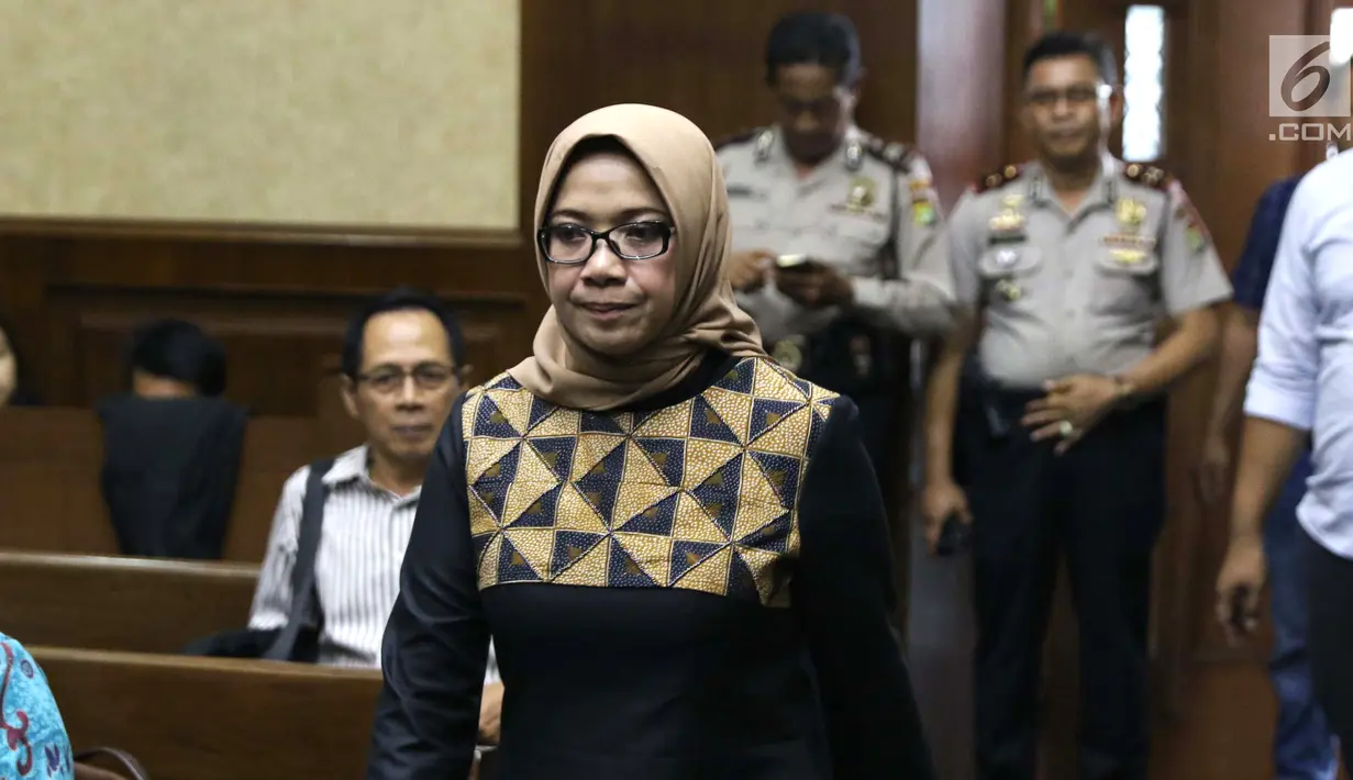 Terdakwa suap kontrak kerja sama pembangunan PLTU Riau-1, Eni Maulani Saragih bersiap menjalani sidang pembacaan tuntutan di Pengadilan Tipikor, Jakarta, Selasa (22/1). Eni dituntut 8 tahun penjara, denda Rp 300 juta. (Liputan6.com/Helmi Fithriansyah)