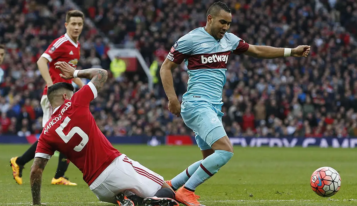 Gelandang West Ham, Dimitri Payet, melewati bek Manchester United, Marcos Rojo. Setan Merah baru bisa menyamakan kedudukan melalui Anthony Martial pada menit ke-83. (Reuters/Andrew Yates)