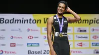 Pebulu tangkis Putri India, Pusarla Venkata Sindhu berada di atas podium usai mengalahkan pebulu tangkis Putri Jepang,  Nozomi Okuhara pada babak final Kejuaraan Dunia Bulu Tangkis 2019 di St. Jakobshalle, Basel, Swiss, Minggu (25/8/2019). Sindhu menang dengan skor 21-7, 21-7. (FABRICE COFFRINI/AFP)