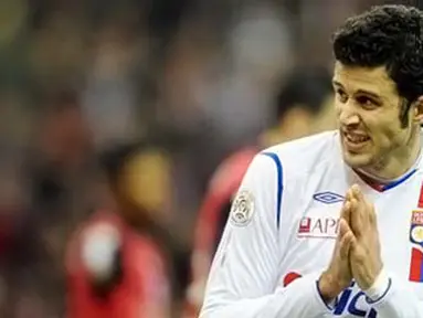 Lyon&#039;s defender Fabio Grosso reacts during the French L1 football match Lille vs. Lyon, on March 07, 2009, at the Stade de France in Saint-Denis, near Paris. AFP PHOTO / FRANCK FIFE 