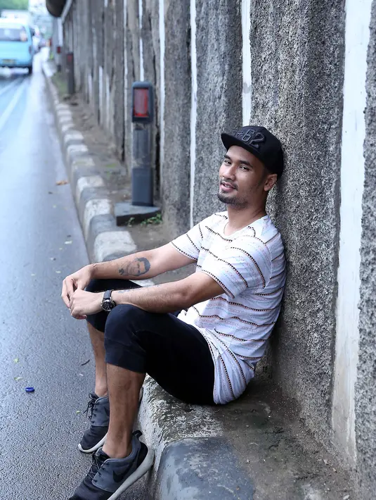 "Hingga akhirnya saya terpikir untuk merilis sendiri aja. Saya bikin studio kecil-kecilan hingga coba berbagai standar musik," tutur JFlow saat ditemui di kawasan Tebet, Jakarta Selatan, Kamis (4/2/2016). (Nurwahyunan/Bintang.com)