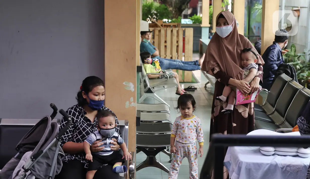Orangtua menunggu mendapat layanan imunisasi untuk bayinya di Puskesmas Karawaci Baru, Tangerang, Banten, Rabu (13/5/2020). Pelayanan imunisai sesuai jadwal ini diberikan kepada bayi untuk menambah kekebalan imun tubuh. (Liputan6.com/Angga Yuniar)