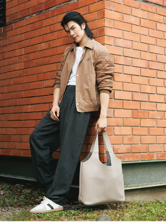 Tampilan Selebritis Pria Korea Selatan hingga Thailand Kenakan Tas Baru Dior