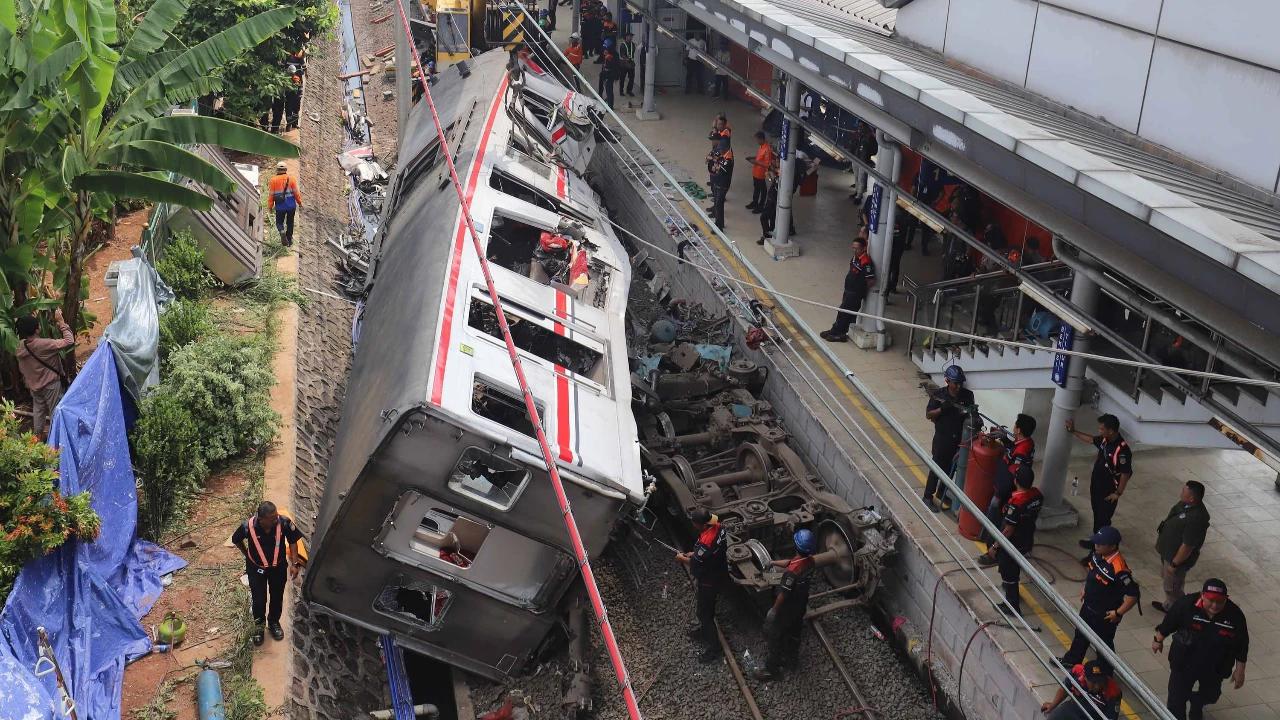 FOTO: Evakuasi Gerbong KRL Commuterline di Stasiun Bekasi Timur