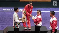Menko PMK Puan Maharani didampingi Menpora Imam Nahrawi memberikan medali emas kepada Lindswell Kwok usai menjuarai pertandingan wushu dalam Sea Games 2017 di Kuala Lumpur, Malaysia, Selasa (21/8). (Liputan6.com/Faizal Fanani)