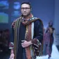 Surya Saputra berlenggak lenggok di atas catwalk dalam ajang Jakarta Fashion Week 2019 (dok. instagram @suryasaputra507/https://www.instagram.com/p/BpT9nUig0ye/?hl=en&taken-by=suryasaputra507/Dadan Eka Permana)