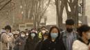 Badai pasir yang parah telah melanda Beijing menyelimuti wilayah itu dengan awan tebal debu oranye dan menjadikan polusi udara melonjak ke tingkat berbahaya, kata otoritas cuaca negara itu. (AP Photo/Mark Schiefelbein)