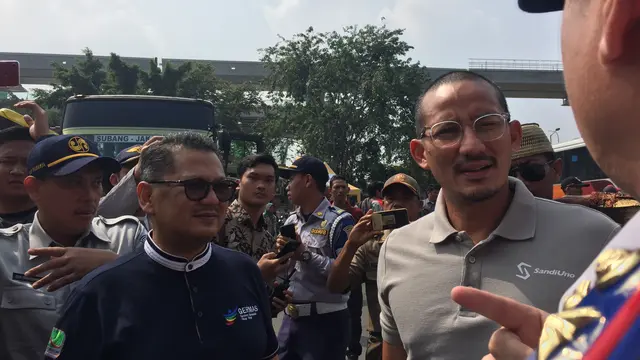 Wakil Gubernur DKI Jakarta Sandiaga Uno saat meninjau Terminal Kampung Rambutan. (Liputan6.com/Lizsa Egeham)