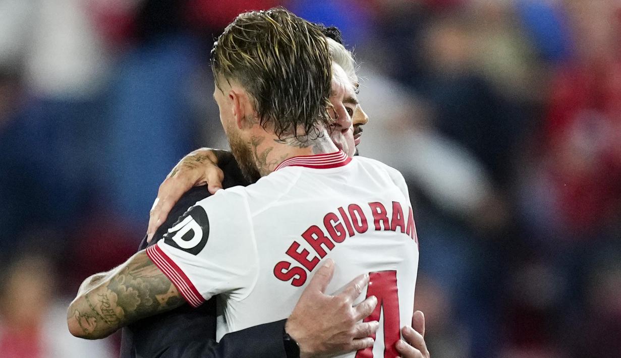 Pemain Sevilla, Sergio Ramos, memeluk pelatih Real Madrid, Carlo Ancelotti, pada laga Liga Spanyol di Stadion Ramon Sanchez Pizjuan, Sabtu (21/10/2023). Kedua tim bermain imbang 1-1. (AP Photo/Jose Breton)