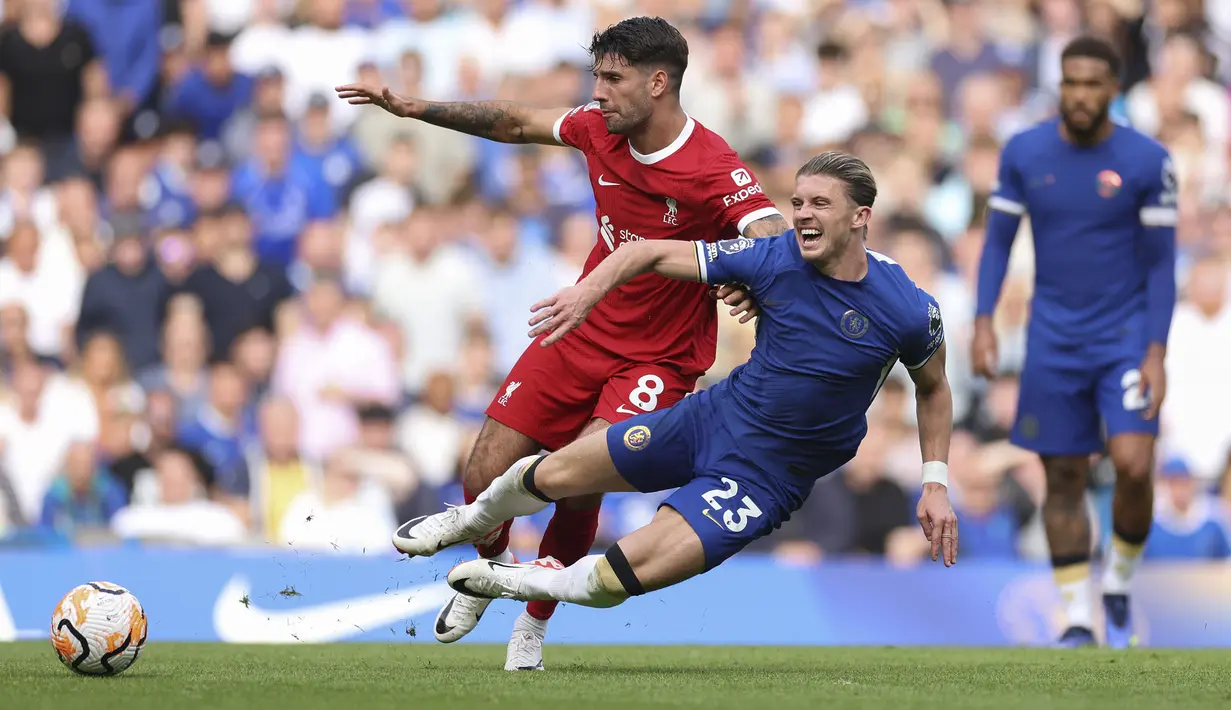 Pemain Liverpool, Dominik Szoboszlai (kiri) berebut bola dengan pemain Chelsea, Conor Gallagher pada laga pekan pertama Liga Inggris 2023/2024 di Stamford Bridge Stadium, London, 13 Agustus 2023. (AP Photo/Ian Walton)